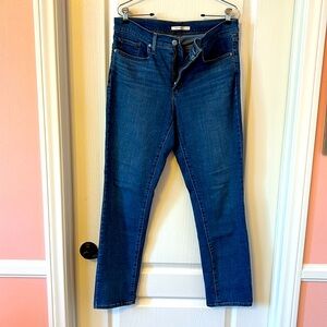 Levi’s Shaping Slim Jeans size 31